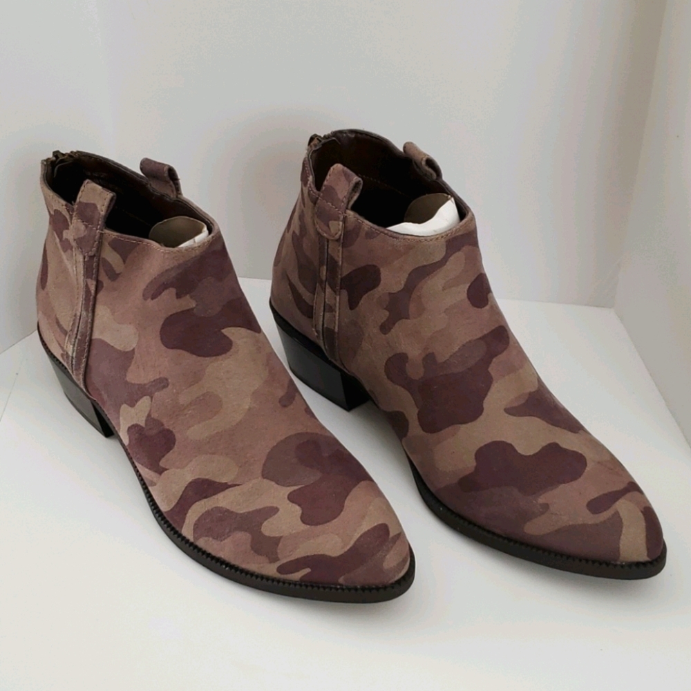 Comfort camo ankle booties NWOT